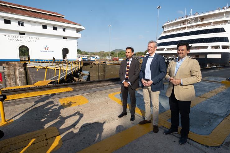 O presidente da Xunta, Alfonso Rueda, xunto ao secretario xeral de Emigración, Antonio Rodríguez Miranda, na Canle de Panamá. XUNTA / Europa Press
