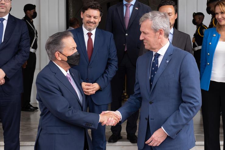 O presidente da Xunta, Alfonso Rueda (i), saúda ao presidente da República de Panamá, Laurentino Cortizo, nunha visita do mandatario galego ao país centroamericano 