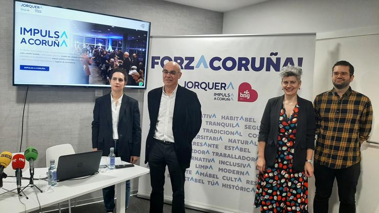 O candidato do BNG á Alcaldía da Coruña, Francisco Jorquera, xunto con Avia Veira, Mercedes Queixas e David Soto / BNG