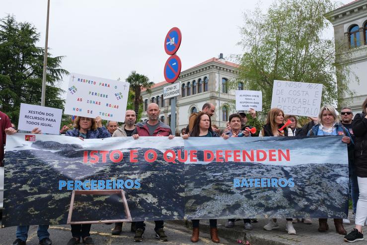 Concentración "en defensa do sector percebeiro de Galicia e contra as chapuzas política ao sector do mar", en relación co conflito pola escaseza de fazula, convocada pola Federación Galega de Confrarías / César Argina - EP