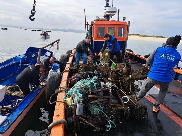 Mergulladores retiran máis de 2 toneladas de residuos do fondo do illote Guidoiro Areoso. AFUNDACIÓN  - ABANCA