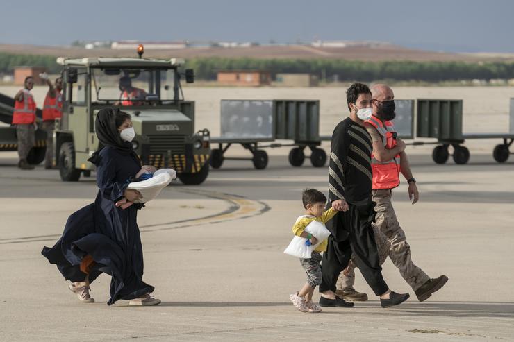 Varias persoas, entre elas nenos chegan á base aérea de Torrejón de Ardoz, procedentes de Afganistán 