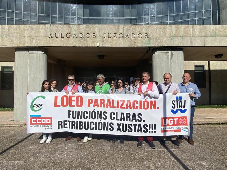 Funcionarios de Xustiza protestan ante o edificio xudicial de Fontiñas, en Santiago de Compostela. 