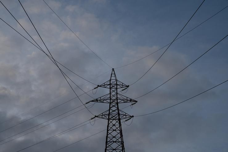 Tendido eléctrico, a 31 de decembro de 2022, en Barcelona / David Zorrakino - Arquivo