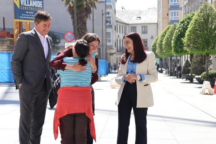 O delegado do Goberno en Galicia, José Ramón Gómez Besteiro, e a alcaldesa de Lugo, Lara Méndez, nun percorrido por rúas da cidade. CONCELLO DE LUGO