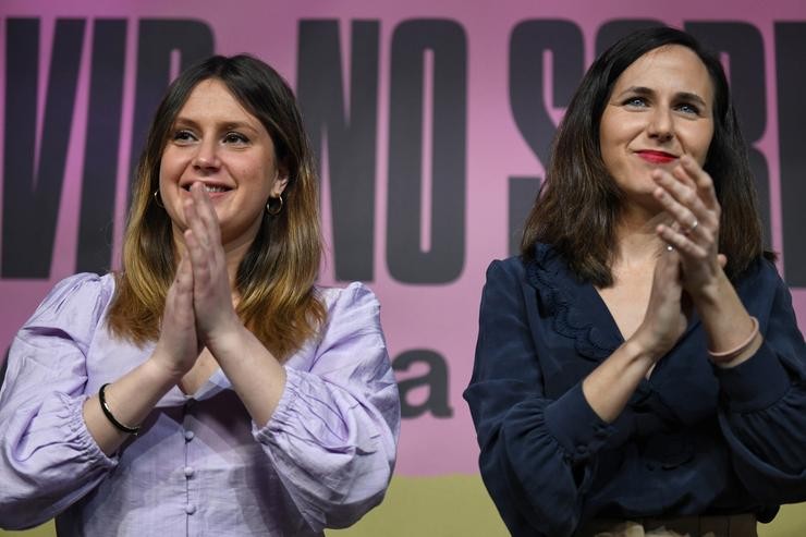 Arquivo - A secretaria xeral de Podemos, Ione Belarra, e a candidata de UP en Madrid, Alejandra Jacinto, aplauden durante o acto do seu partido ?Vivir non sobrevivir. A vivenda é un dereito?, na sede de Podemos, a 12 de marzo de 2023, en Madrid (. Fernando Sánchez - Europa Press - Arquivo 