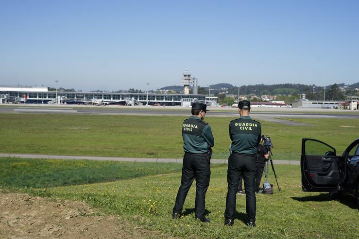 Dous axentes da Garda Civil nas inmendaciones da pista de aterraxe do aeroporto de Peinador, en Vigo, onde aterrará o avión procedente de Londres no que viaxa o rei emérito Juan Carlos I / JAVIER VÁZQUEZ 