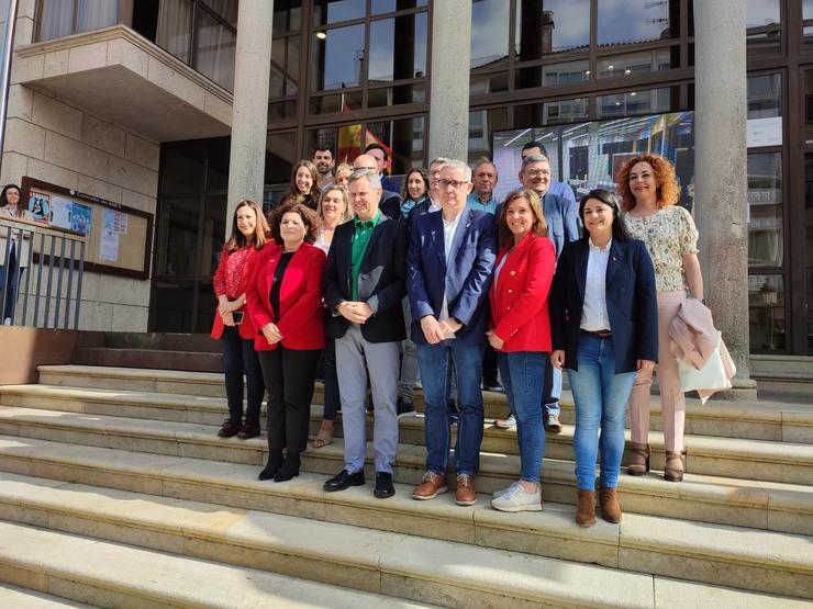O ministro de Sanidade, José Miñones, xunto a membros da corporación local de Ames (A Coruña), municipio de onde foi alcalde / Europa Press