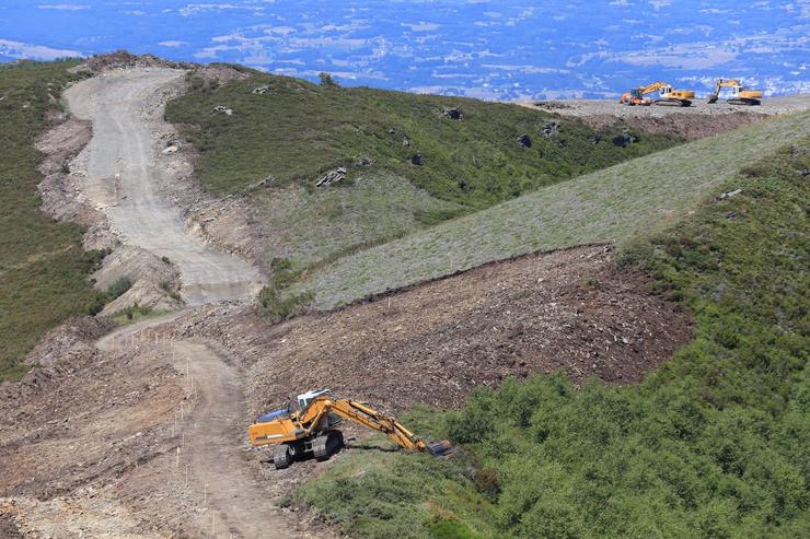 Traballos realizados na serra do Oribio para a construción dun parque eólico / Adega