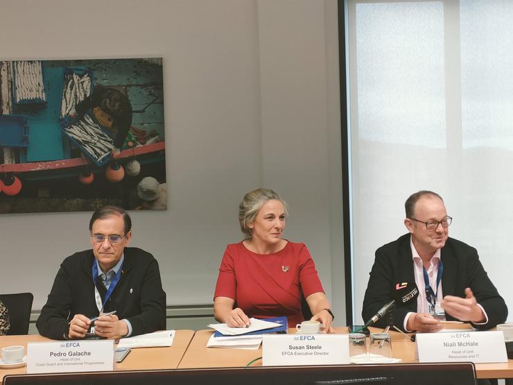 Pedro Galache, xefe de Gardacostas e programas internacionais da Axencia Europea de Control da Pesca (EFCA); Susan Steele, directora da EFCA; e Niall McHale, xefe da unidade de Recursos e Tecnoloxía da Información da EFCA. / Europa Press