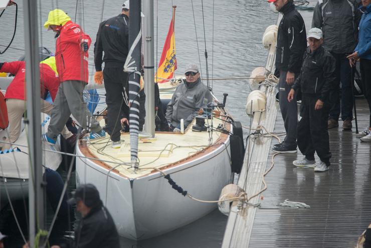 O Rei Juan Carlos á súa chegada a porto tras o seu embarco no  'O Bribón' no Real Náutico de Sanxenxo, a 21 de abril de 2023, en Sanxenxo, Pontevedra. Gustavo da Paz - Europa Press