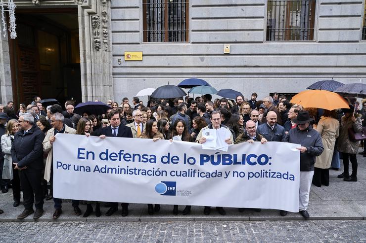 Arquivo - Varios inspectores de Facenda cunha pancarta na que se le: 'En defensa do público', durante unha manifestación ante a porta do Ministerio de Facenda e Función Pública, a 14 de decembro de 2022, en Madrid.. A. Pérez Meca - Europa Press - Arquivo 