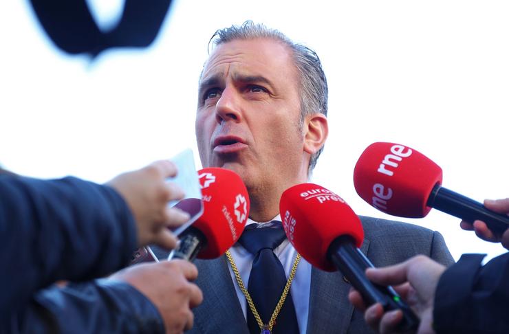 O candidato de Vox á alcaldía de Madrid, Javier Ortega Smith, atende aos medios antes de asistir á eucaristía do Domingo de Ramos, na catedral da Almudena, a 2 de abril de 2023, en Madrid.. Ricardo Rubio - Europa Press / Europa Press