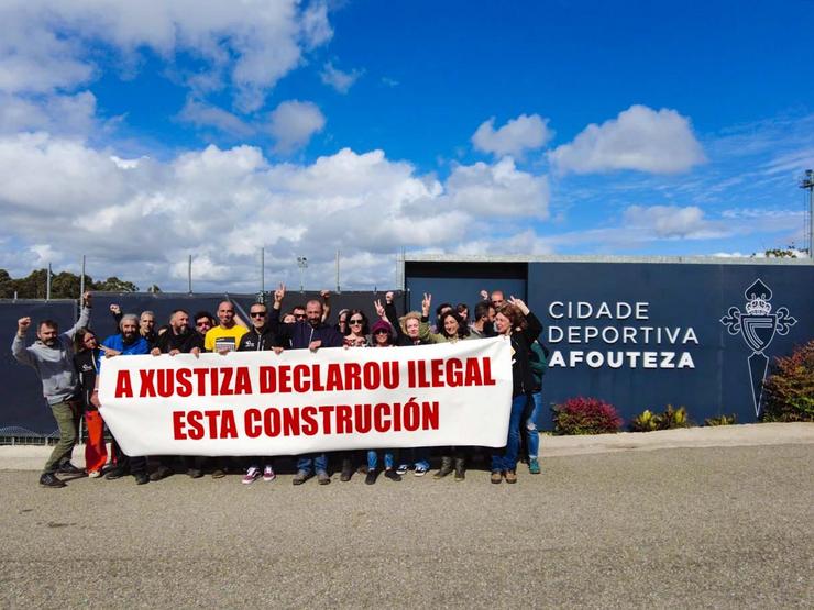 Integrantes da Comunidade de Montes de Tameiga protestan contra a Cidade Deportiva do Celta, en Mos / Remitida