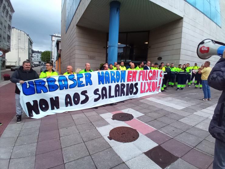 Os traballadores de Urbaser en Narón protestan ante o Concello.. CIG 