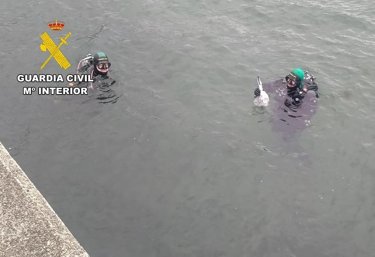 A Garda Civil localiza a arma do suposto parricidio de Muros. / Europa Press