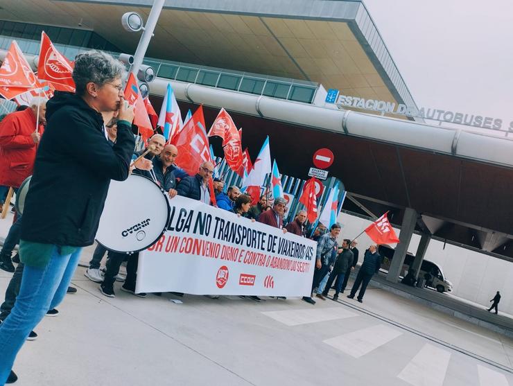 Manifestación transporte de viaxeiros ante a estación de autobuses de Santiago / Europa Press