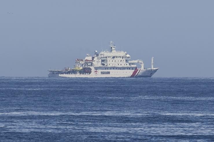 Un barco participa no dispositivo de procura do mariñeiro que caeu do arco galego dun barco galego que faenaba en Cantabria /  César Ortiz - Europa Press / Europa Press
