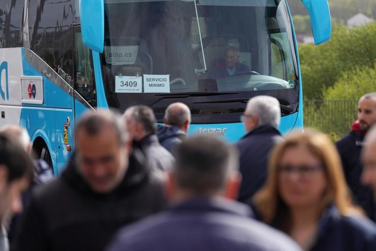 Varias persoas durante unha folga do transporte de viaxeiros, na estación de autobuses de Santiago, a 31 de marzo de 2023, en Santiago de Compostela, A Coruña, Galicia (España). A folga, convocada pola Confederación Intersindical Galega (CIG), Com. Álvaro Ballesteros - Europa Press 