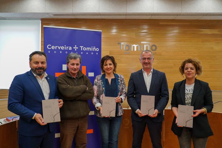 O alcalde de Gondomar, Paco Ferreira; o investigador Antonio Soliño; a alcaldesa de Tomiño, Sandra González; o alcalde de Vilanova de Cerveira, Rui Teixeira; e a concelleira de Turismo de Redondela, María Castro / CONCELLO DE TOMIÑO 