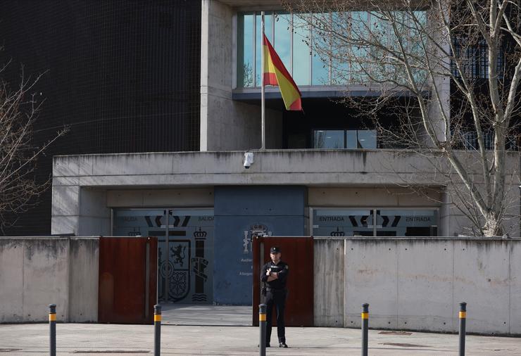 Arquivo - Un axente de policía fronte á Audiencia Nacional de San Fernando de Henares, a 21 de marzo de 2023, en San Fernando de Henares, Madrid (España). O xuízo do caso Gürtel entra esta semana na súa fase testifical, con testemuños de case 30 per. Isabel Infantes - Europa Press - Arquivo / Europa Press