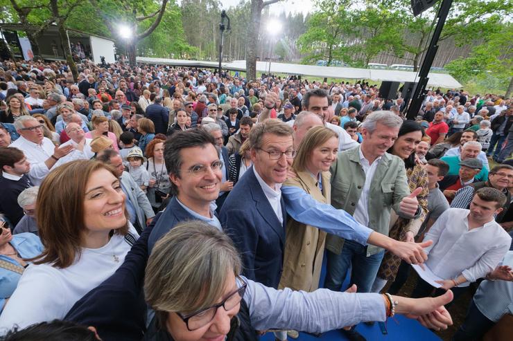 O presidente do Partido Popular, Alberto Núñez Feijóo (c), o presidente da Xunta de Galicia, Alfonso Rueda (d) e o candidato do PP á Alcaldía de Santiago, Borja Verea (2i), na Romaría do PPdeG, na área recreativa da Magdalena / César Arxina - Arquivo
