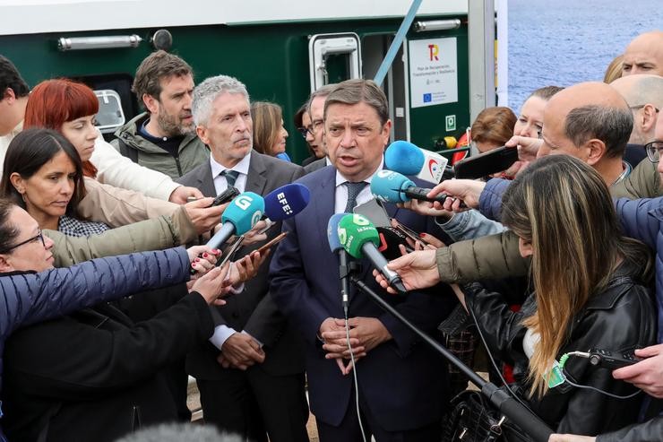 O ministro de Agricultura, Pesca e Alimentación, Luís Planas, atende a medios tras o acto de presentación e entrega da nova embarcación do Servizo Marítimo da Garda Civil ?Río Lúa?, a 3 de abril de 2023, en Vigo.. Javier Vázquez - Europa Press 