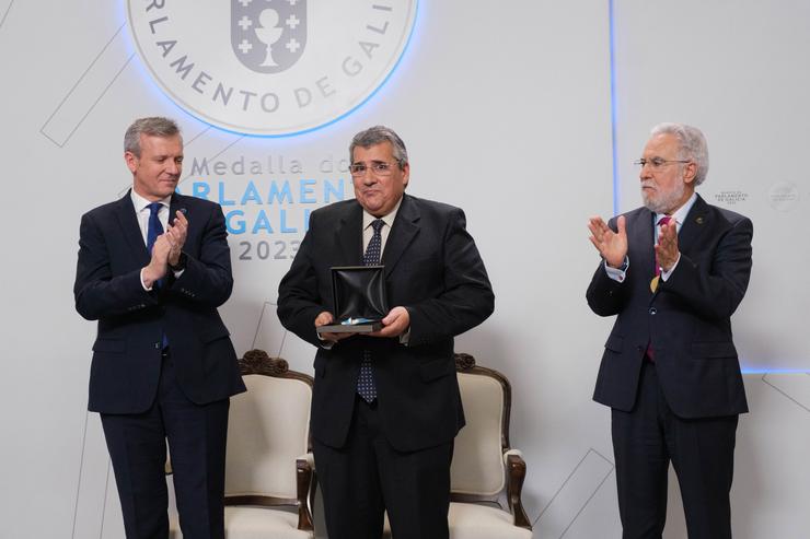 O presidente da Xunta, Alfonso Rueda, e o presidente do presidente do Parlamento, Miguel Santalices, na entrega da Medalla do Parlamento de Galicia ao presidente de quenda da Comuniad de Traballo Galicia-Norte de Portugal, Antonio Cunha / CÉSAR ARGINA