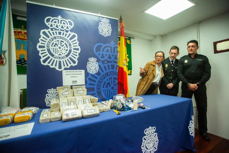 (I-D) A subdelegada do Goberno en Pontevedra, Maica Larriba; o comisario Juan José Díaz e o inspector xefe da Udyco, José Abreu, pousan á beira da droga incautada pola Policía Nacional na operación ?Matoxo