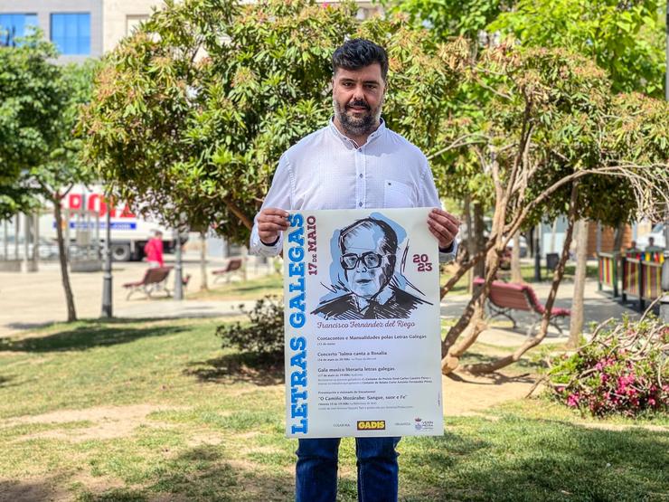 Diego Lourenzo co cartel de actividades do Día das Letras Galegas 2023. Foto: Comunicación Concello de Verín.