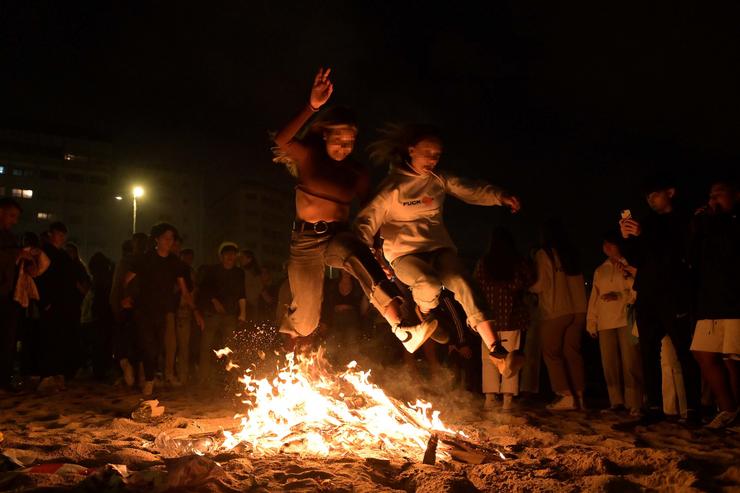 Varios mozos saltan unha fogueira na noite de San Juan. /M. Dylan - Europa Press