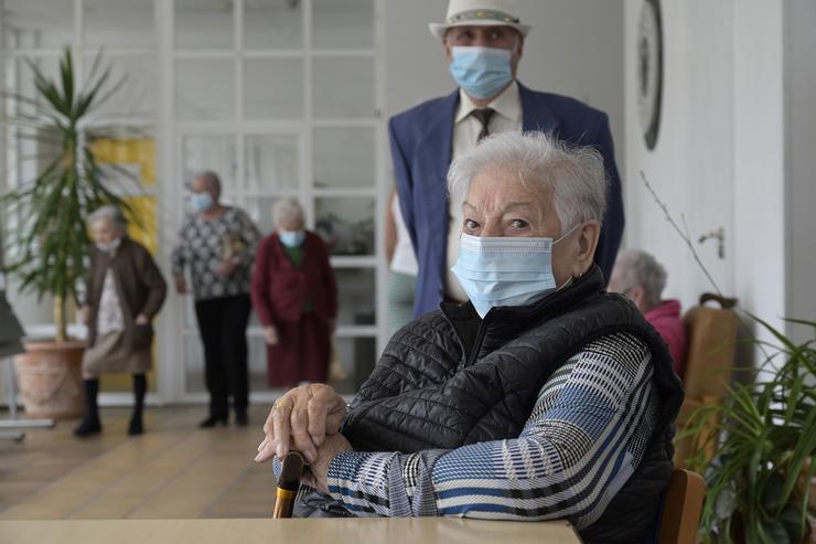 Varios anciáns nunha das salas da Residencia de maiores de Carballo 