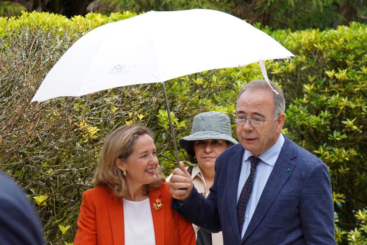 A vicepresidenta primeira do Goberno, Nadia Calviño e o candidato do PSOE, Xosé Sánchez Bugallo, á súa chegada a un xantar informativo, a 12 de maio de 2023, en Santiago de Compostela, A Coruña, Galicia (España). Durante o encontro, Bugallo ha pres. Álvaro Ballesteros - Europa Press / Europa Press