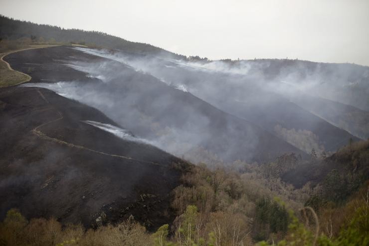 Fumarolas avivándose co vento en Cabreira, Baleira 