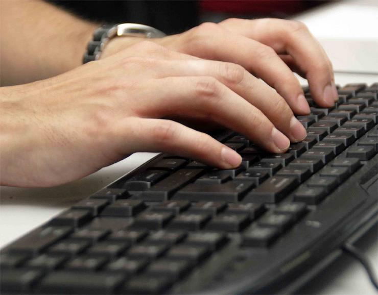 Xornalista traballando nun ordenador / computador.es - Arquivo