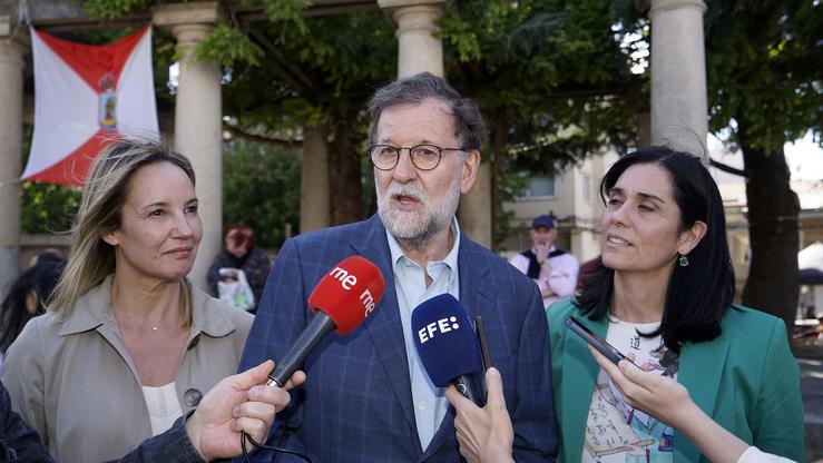 A candidata do PP á Alcaldía de Vigo, Marta Fernández-Tapias, o presidente de honra do Partido Popular de Galicia (PPdeG) e expresidente do Goberno de España, Mariano Rajoy, e a secretaria xeral do PPdeG, Paula Prado, en Vigo.. Javier Vázquez - Europa Press