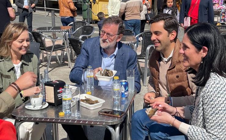 O expresidente do Goberno, Mariano Rajoy, proba as 'troitas' da Festa dá Troita de Oroso (A Coruña). 