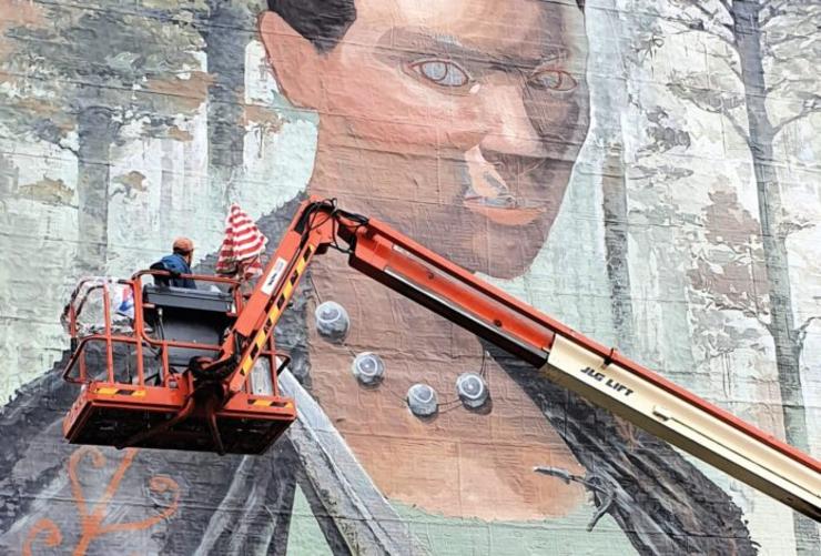 Yoe 33 elaborando o mural da galaica na Ronda da Muralla / Guido Álvarez