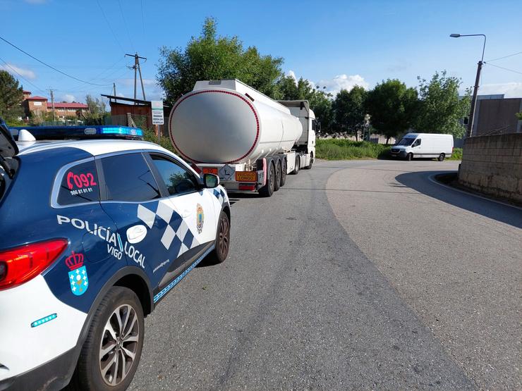 Inmobilizado en Vigo un camión  de transporte de mercadorías perigosas 