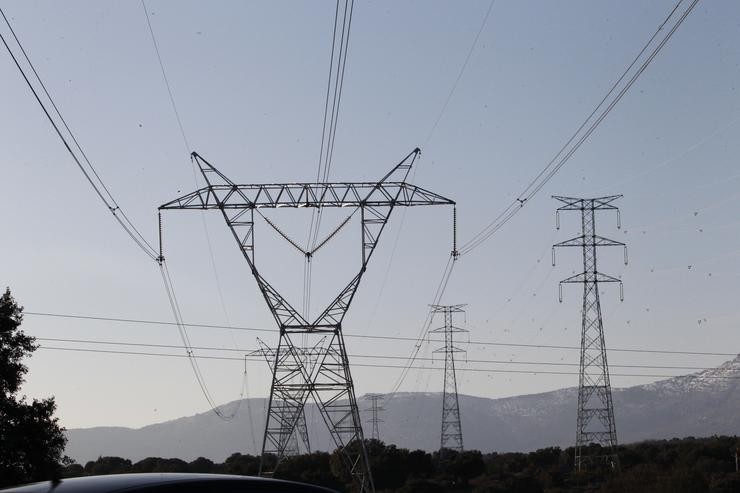 Electricidade, enerxía, cables e  torres eléctricas 