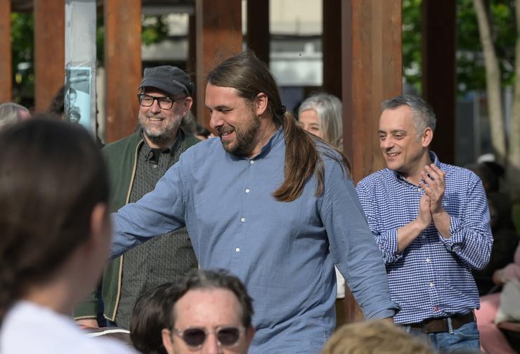 (I-D) O ex alcalde de Santiago de Compostela, Martiño Noriega, o candidato de Marea Atlántica á Alcaldía da Coruña, Xan Xove, e o ex alcalde da Coruña, Xulio Ferreiro, durante un mitin de Marea Atlántica /  M. Dylan - Europa Press 