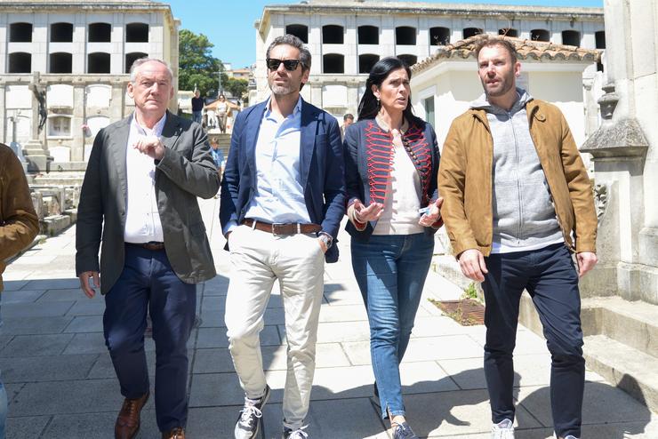 O portavoz de campaña do PP, Borja Sémper, xunto á secretaria xeral do PPdeG, Paula Prado, e o candidato á Alcaldía da Coruña, Miguel Lorenzo nunha ofrenda floral no cemiterio de San Amaro. M.DYLAN / Europa Press