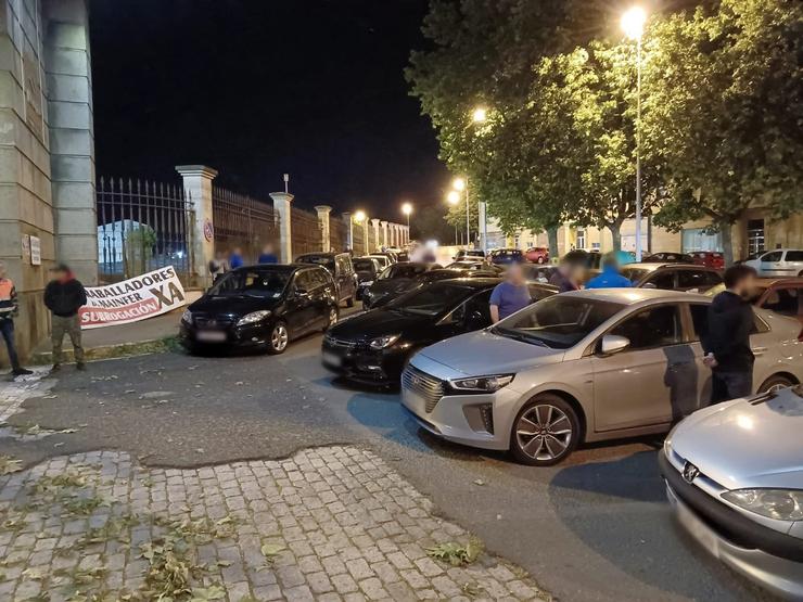 Vehículos ante as instalacións de Navantia en Ferrol, sen poder entrar debido a unha protesta de operarios da auxiliar Mainfer 