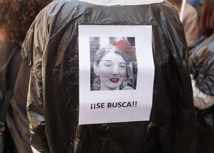 Un funcionario da Administración cun cartel da ministra de Xustiza pegado ás costas durante unha manifestación fronte ao Ministerio que dirixe Pilar Llop /  Eduardo Parra - Europa Press