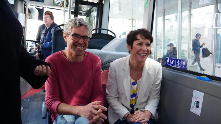 A portavoz nacional do BNG, Ana Pontón, e o candidato á Alcaldía de Ferrol, Iván Rivas, nunha viaxe en bus pola cidade departamental.. BNG / Europa Press