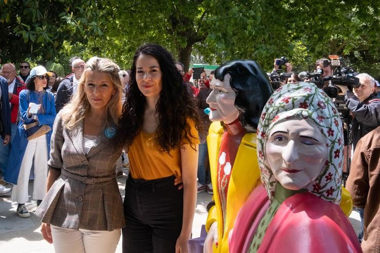 A vicepresidenta segunda e ministra de Traballo e Economía Social, Yolanda Díaz (i) e a candidata á Alcaldía de Santiago por Compostela Aberta (CA), María Rozas (d), xunto ao monumento de 