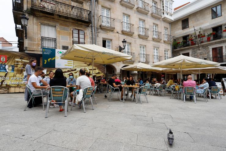 Varias persoas nunha terraza de Vigo 