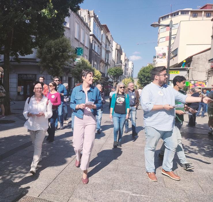 A portavoz nacional do BNG, Ana Pontón, e o candidato do BNG á Alcaldía de Vigo, Xabier Pérez Igrexas, nunha repartición de propaganda electoral polo barrio de Ou Calvario, na cidade olívica, a 19 de maio de 2023. / Europa Press