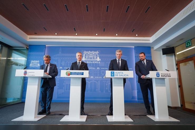 Arquivo - (I-D) O presidente de Cantabria, Miguel Anxo Revilla (PRC); o Lehendakari, Iñigo Urkullu; o presidente da Xunta de Galicia, Alfonso Rueda, e o presidente do Principado de Asturias, Adrián Barbón, durante unha rolda de prensa tras unha reu. Iñaki Berasaluce - Europa Press - Arquivo 