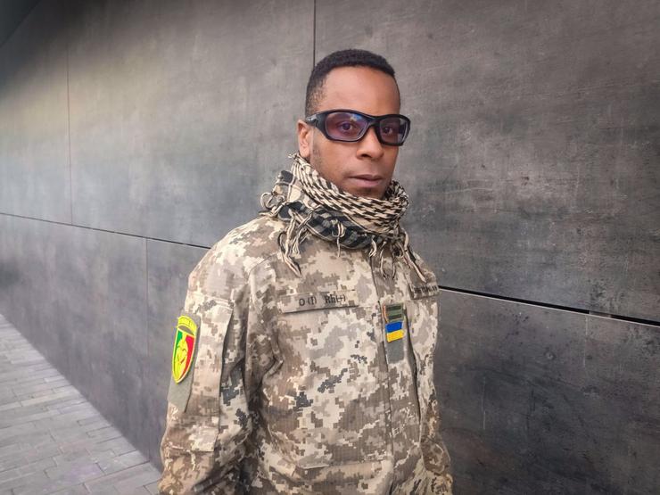 Mauricio co seu uniforme do exército ucraíno. Foto Miriam González.